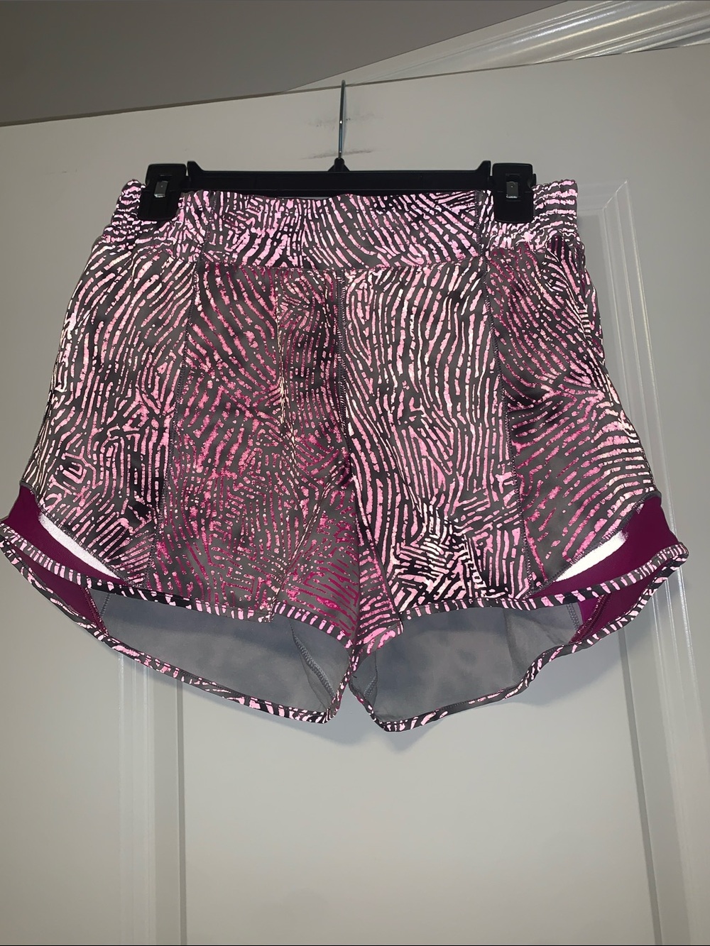 Lululemon Pink/Gray Reflective SEAWHEEZE Hotty Hot Shorts, Sz 6, EUC